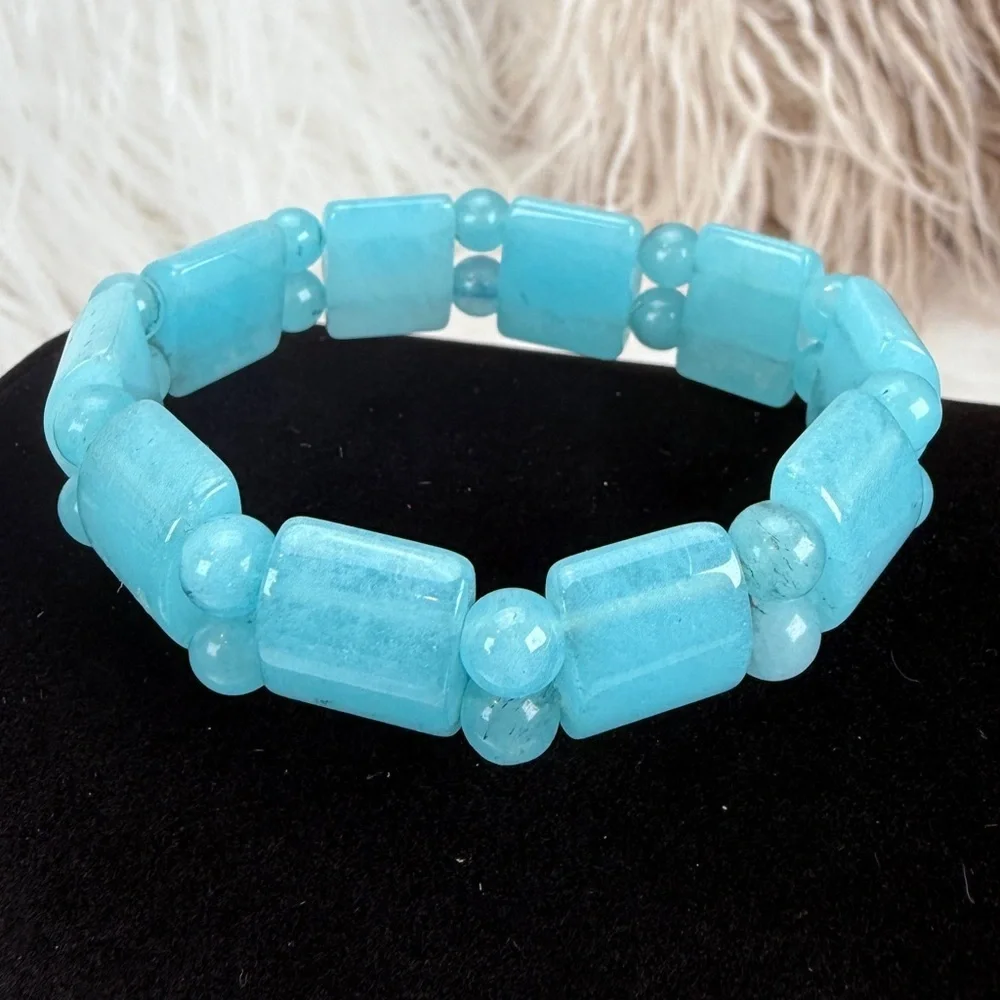 Gorgeous, weighted blue stone stretch costume bracelet